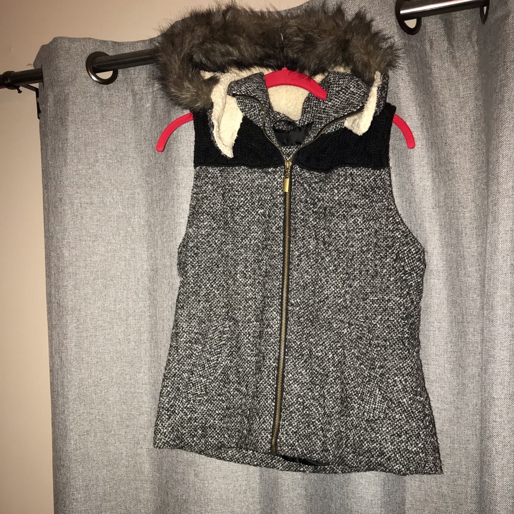 L/G Mossimo tweed cozy vest with fake fur hood. 🦉